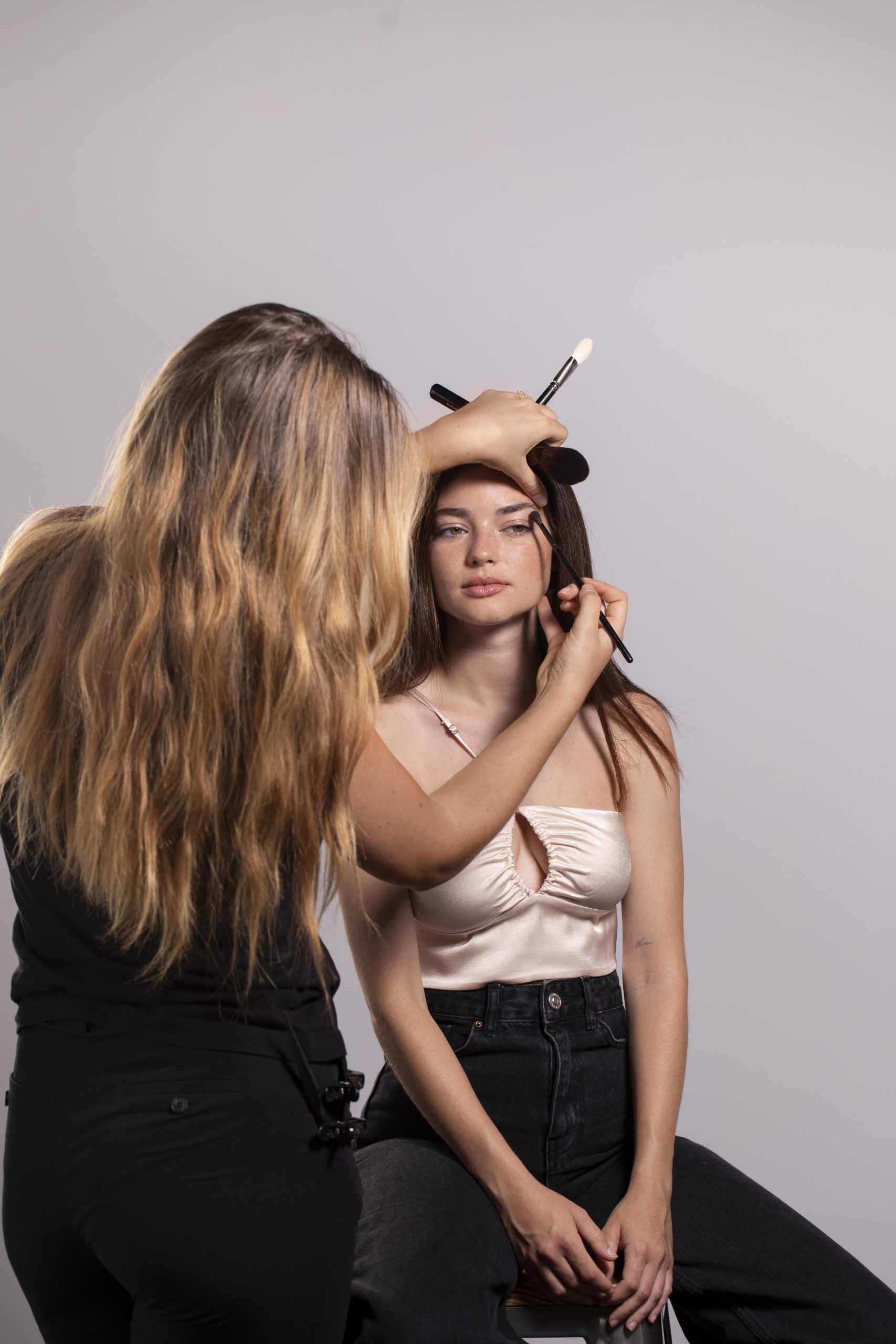 mujer maquillarse por un profesional scaled